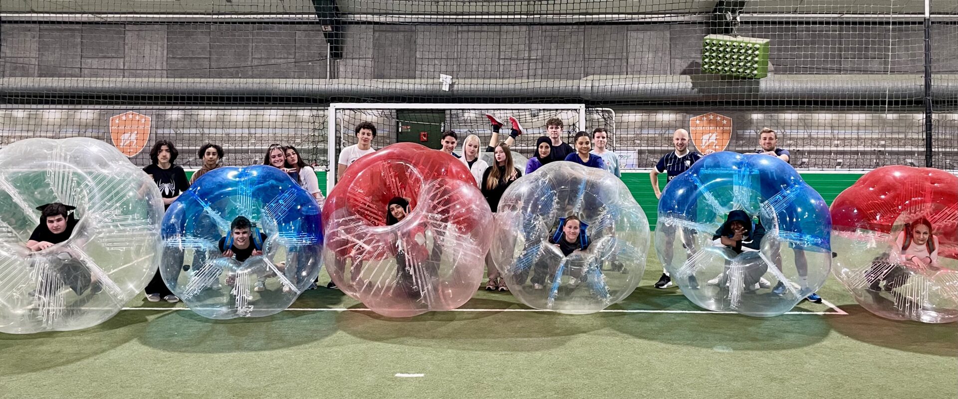 ESG-Sporthelferinnen und -helfer beim Bubble-Soccer