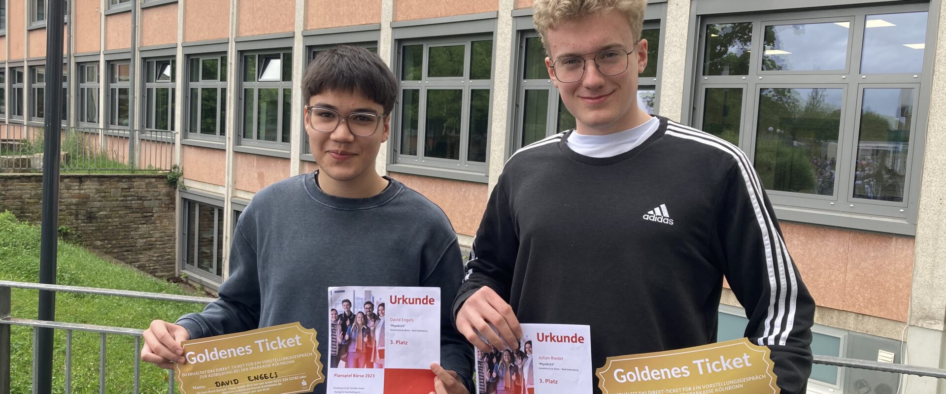 Platz 3 in NRW: Julian und David glänzten als Börsenbroker