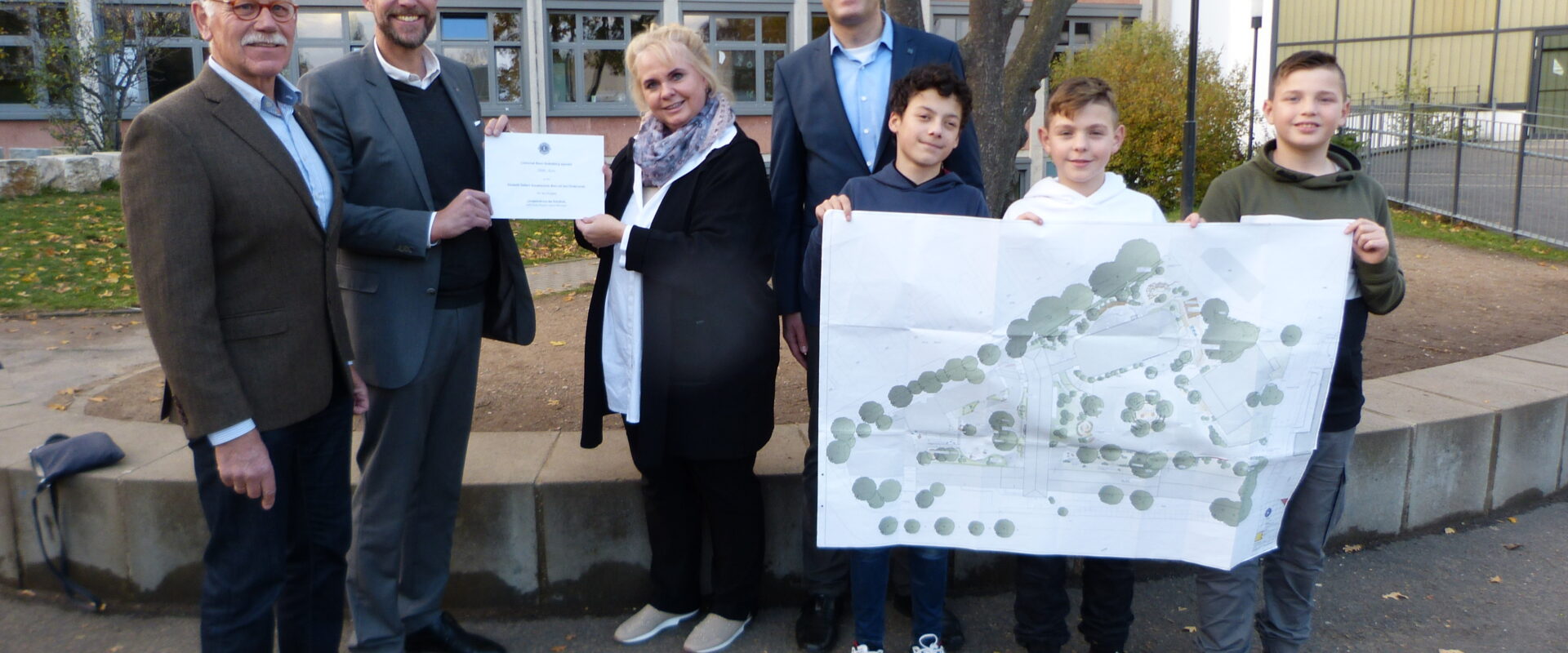 Lions Club spendet 2000€ für die Umgestaltung des Schulhofs